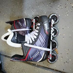 Mens us size 10,hockey roller blades.